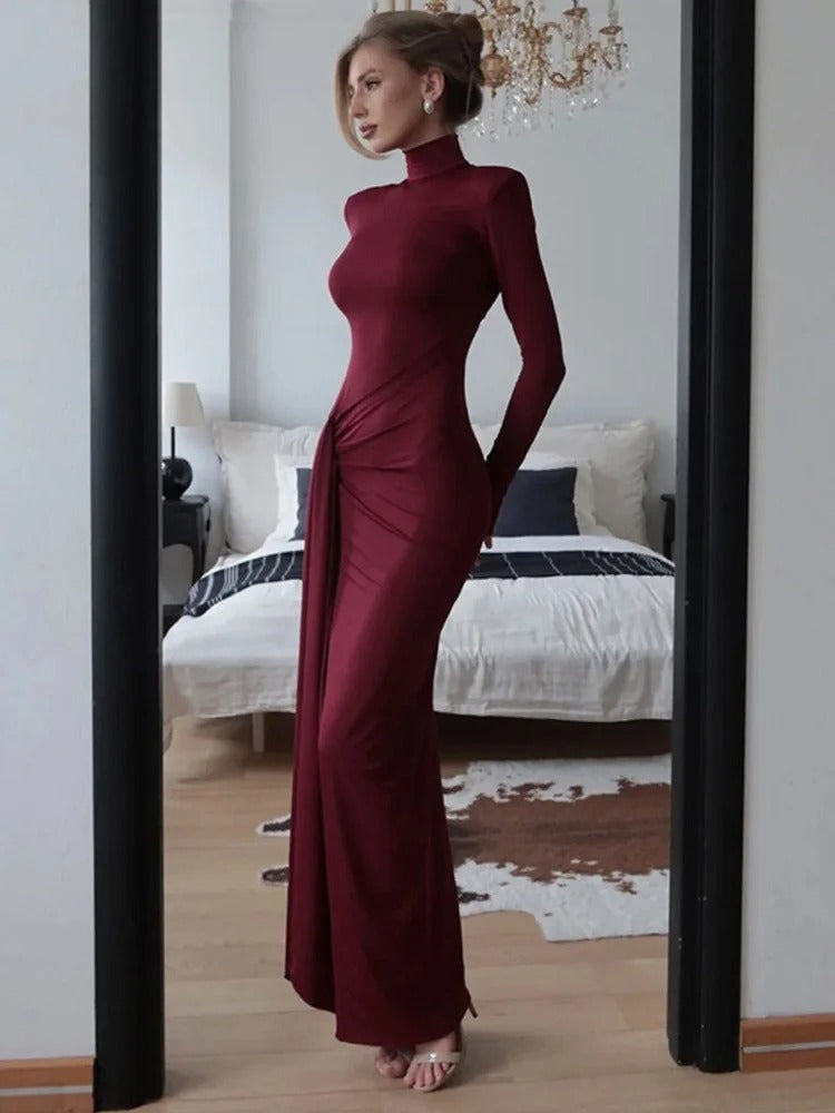 Vestido Longo Vinho com Gola Alta e Drapeado Lateral