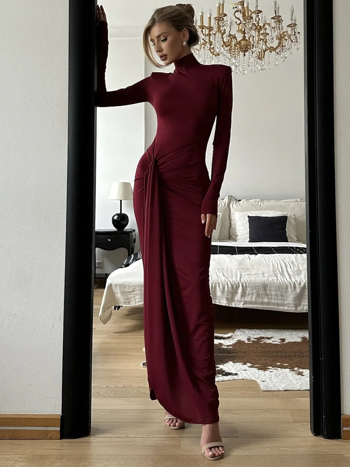 Vestido Longo Vinho com Gola Alta e Drapeado Lateral