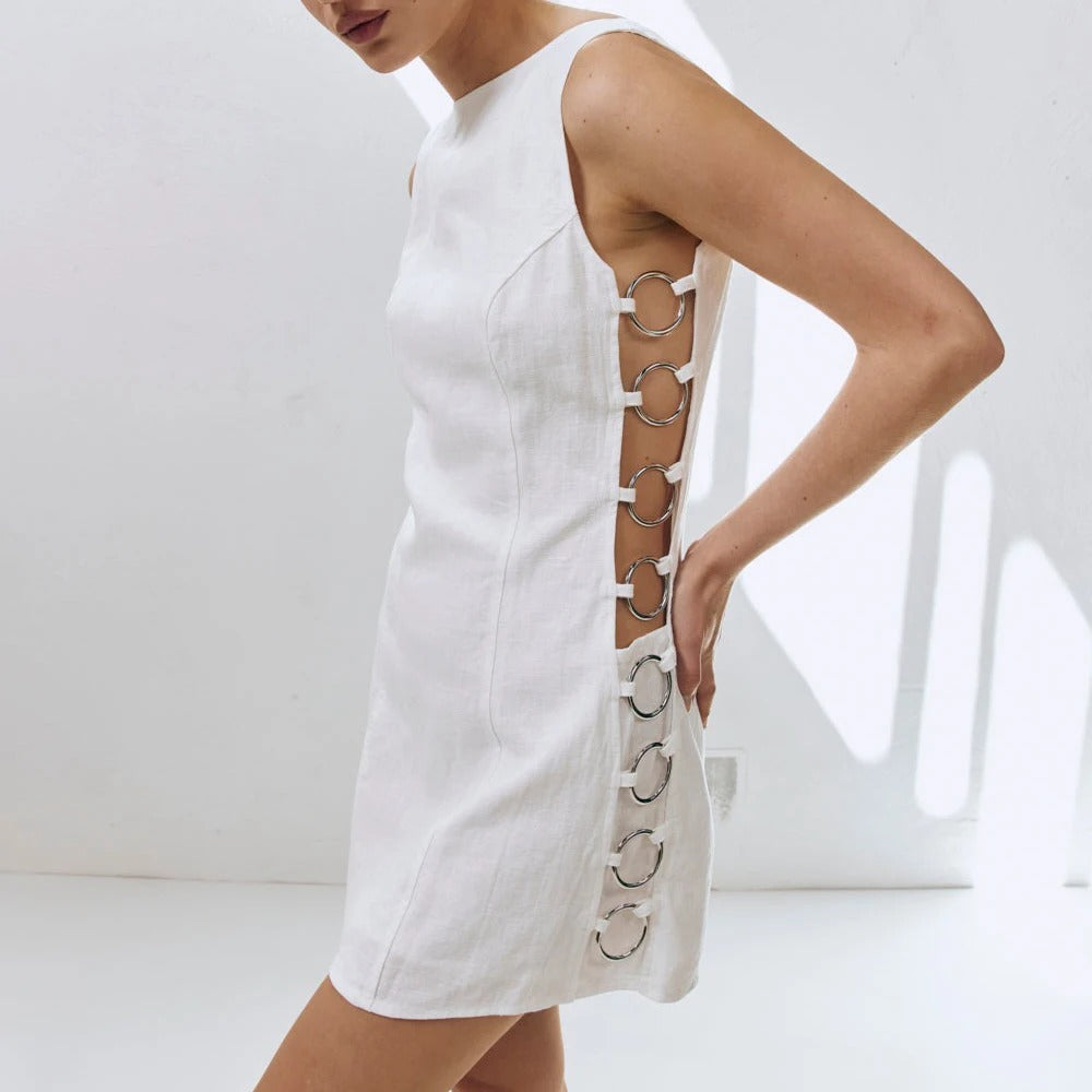 Vestido Curto Argolas Laterais