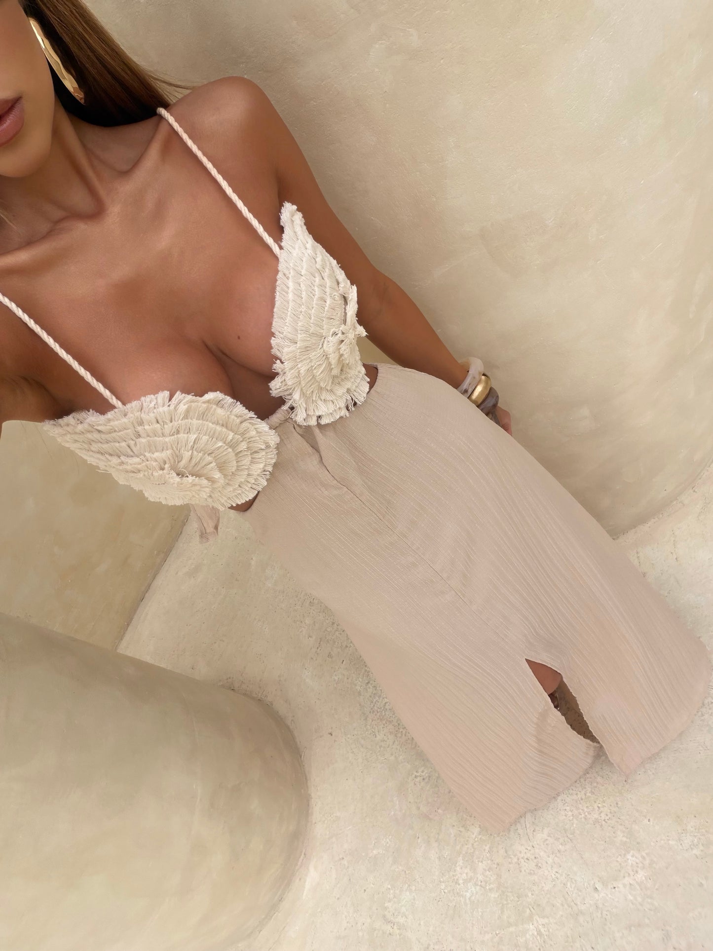 Vestido Amélia Longo Fluido com Busto Esculpido e Franja