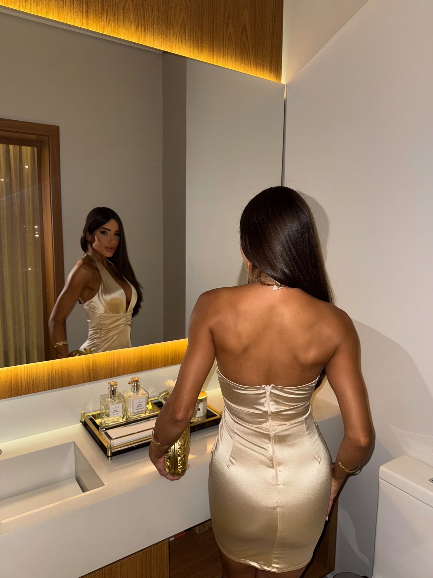 Vestido Scarlett Curto Dourado com Decote Profundo