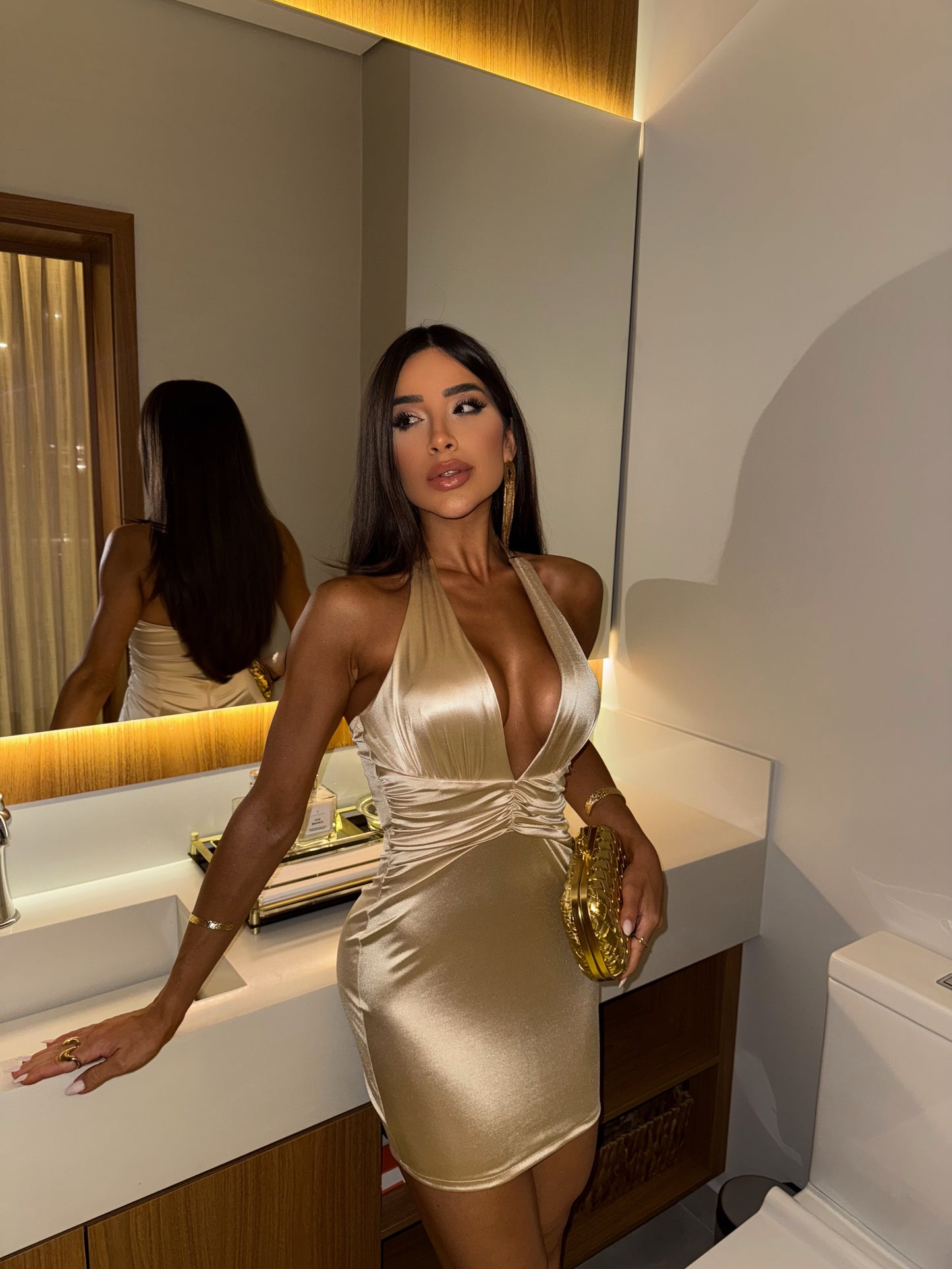 Vestido Scarlett Curto Dourado com Decote Profundo