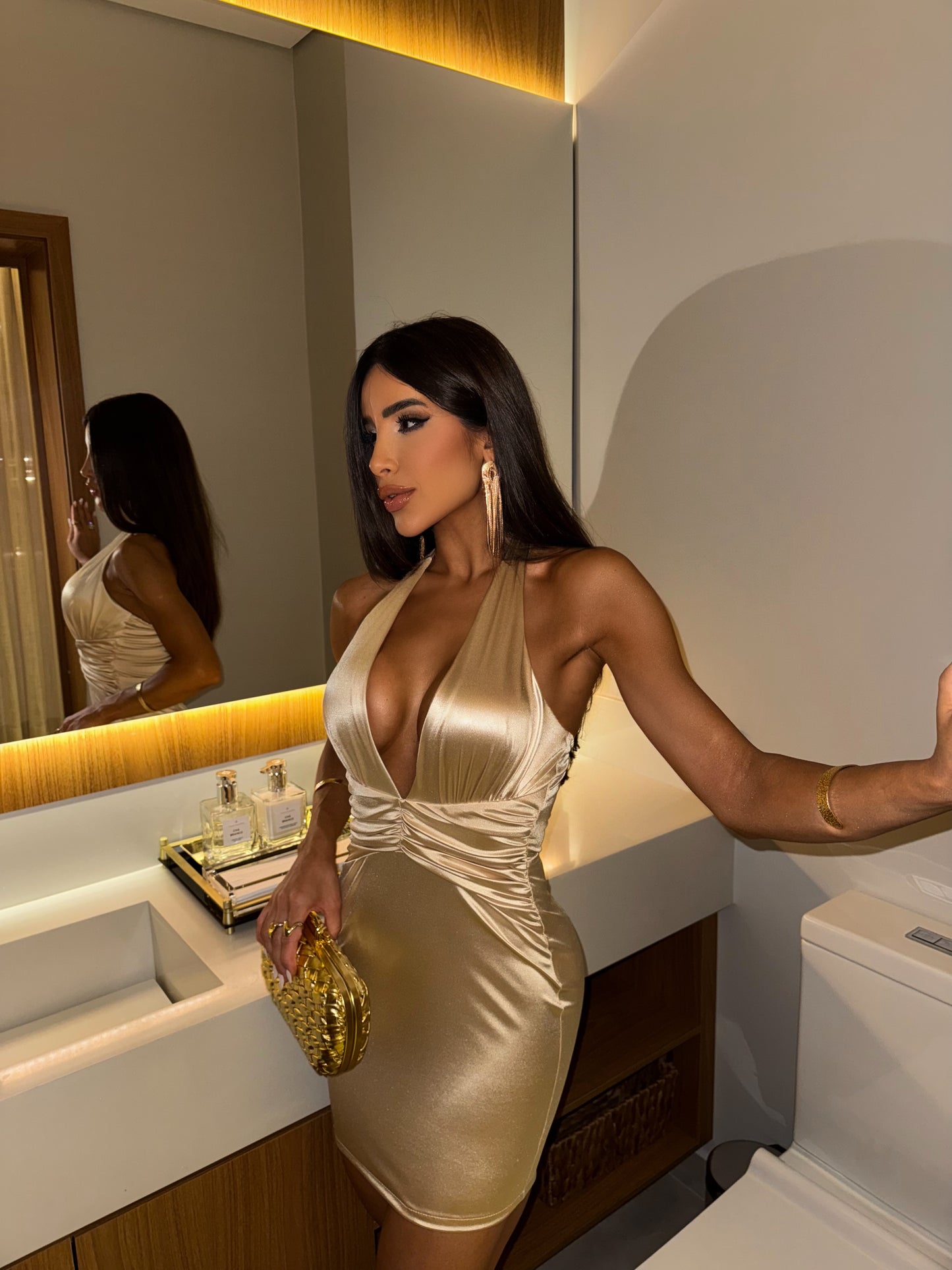 Vestido Scarlett Curto Dourado com Decote Profundo