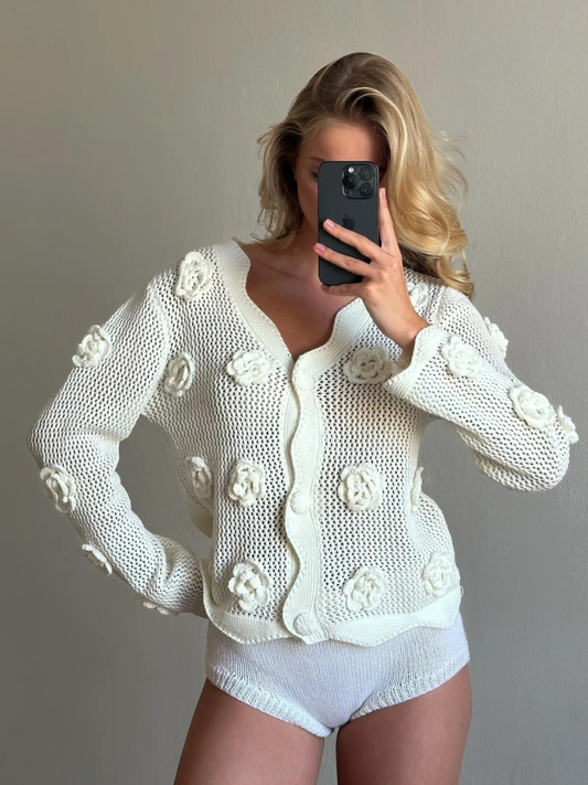 Suéter Branco Tricotado com Flores em Crochê Delicado
