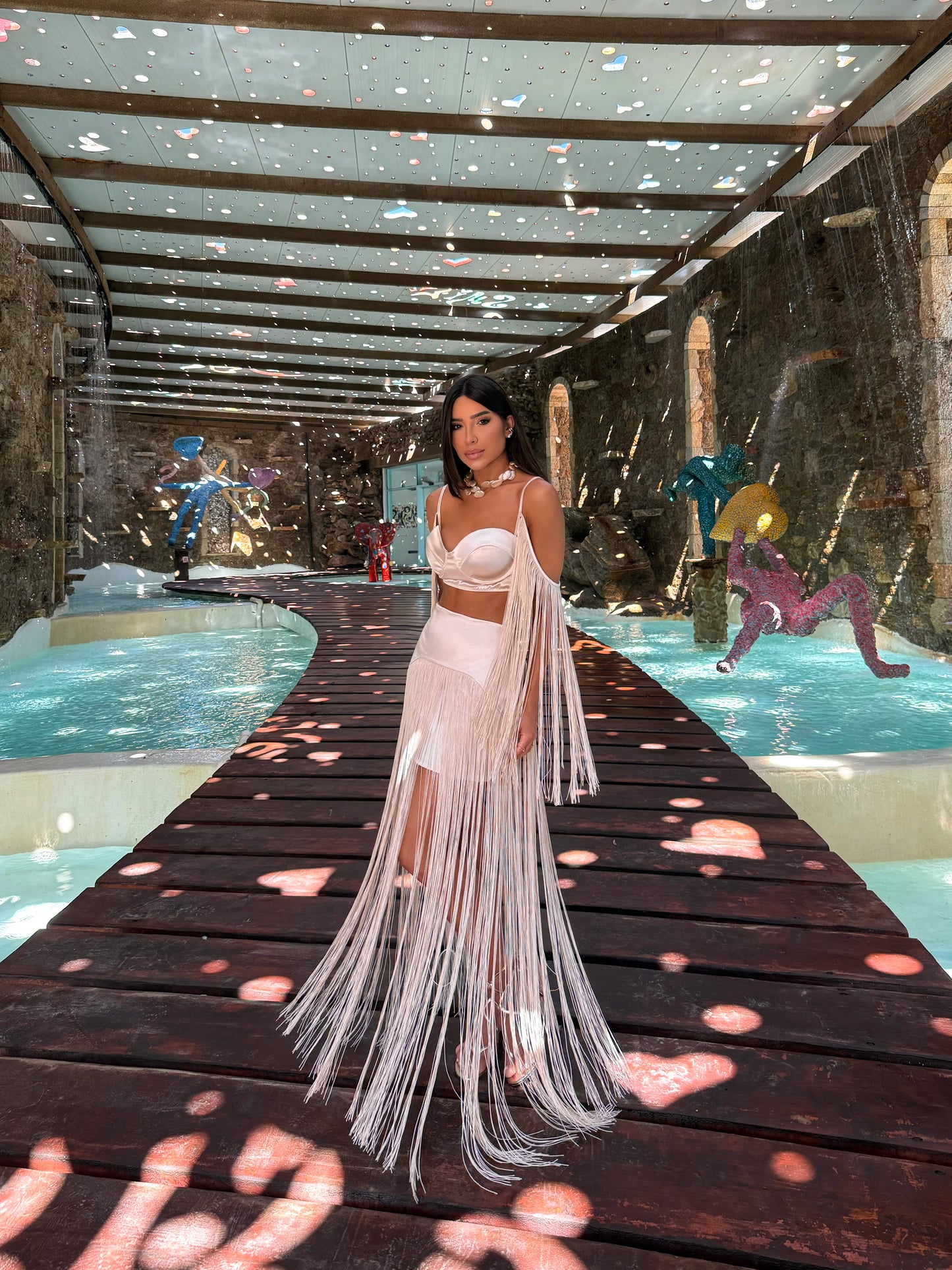 Conjunto Milos Dourado Luxo com Cropped Estruturado e Saia Longa de Franjas