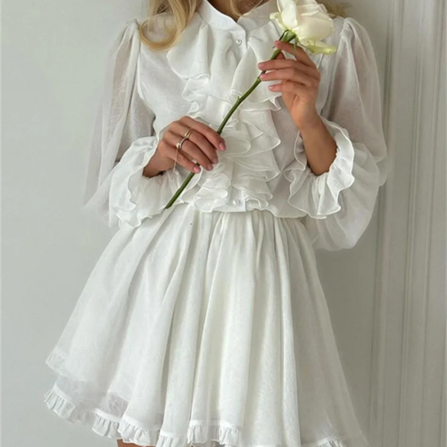 Vestido Curto Branco com Babados e Manga Longa - Moda Festa l CAROL ESPAÇO FASHION