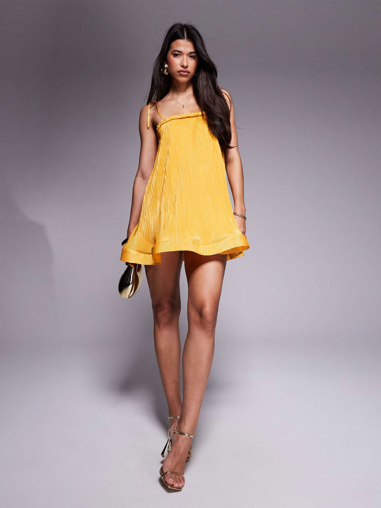 Vestido Curto Plissado Golden Hour - Moda Festa l  CAROL ESPAÇO FASHION