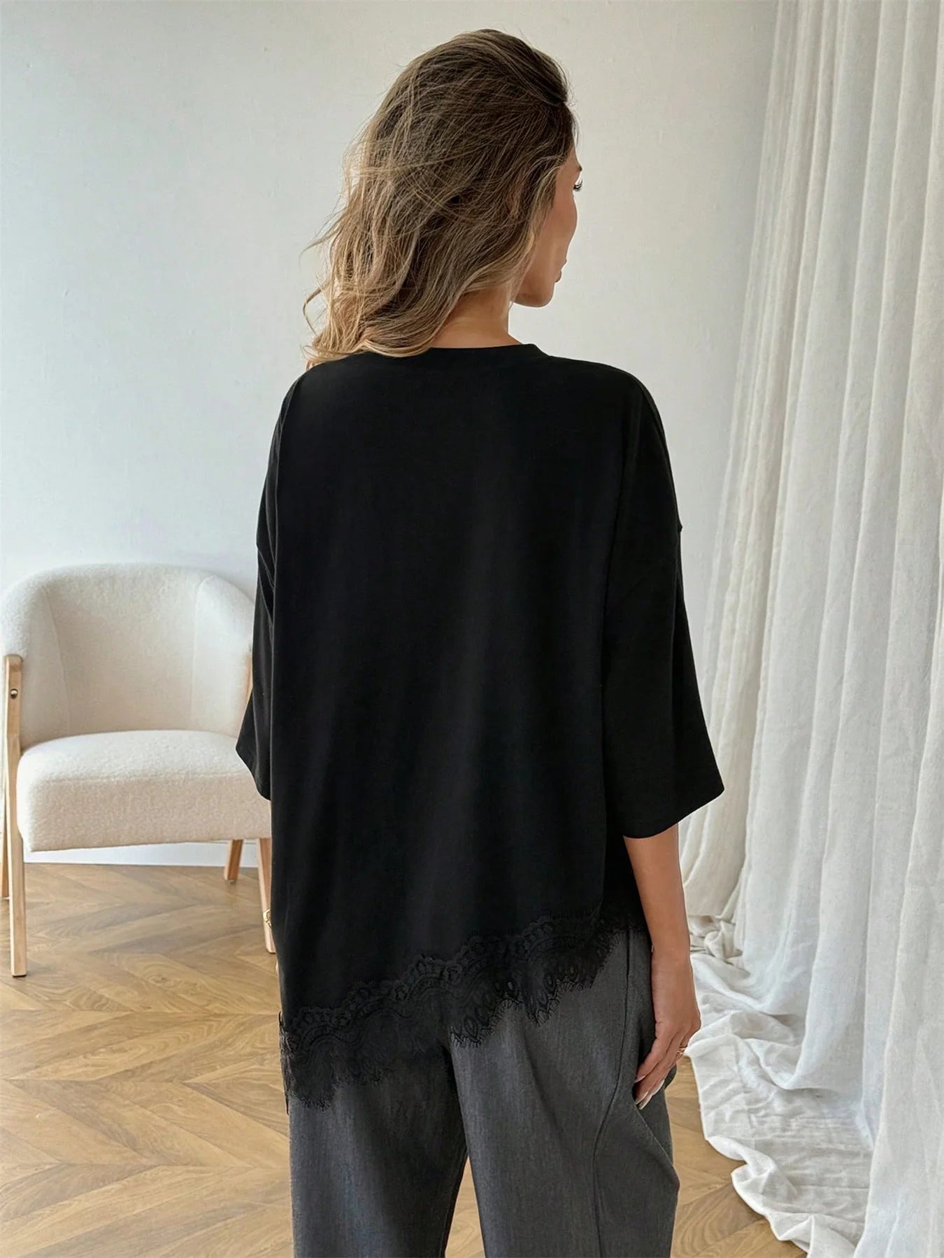 Blusa Feminina Oversized com Renda Assimétrica