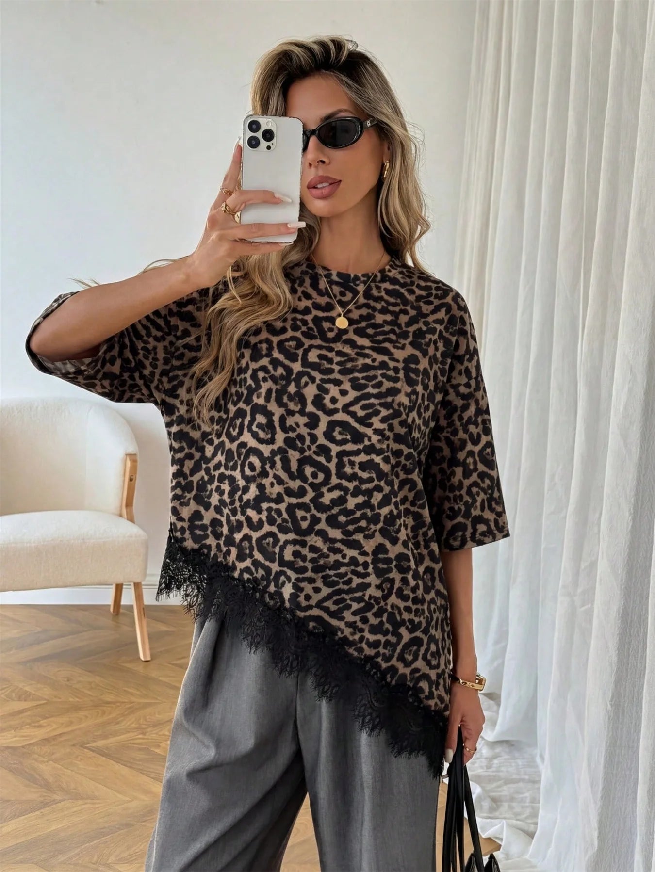 Blusa Feminina Oversized com Renda Assimétrica
