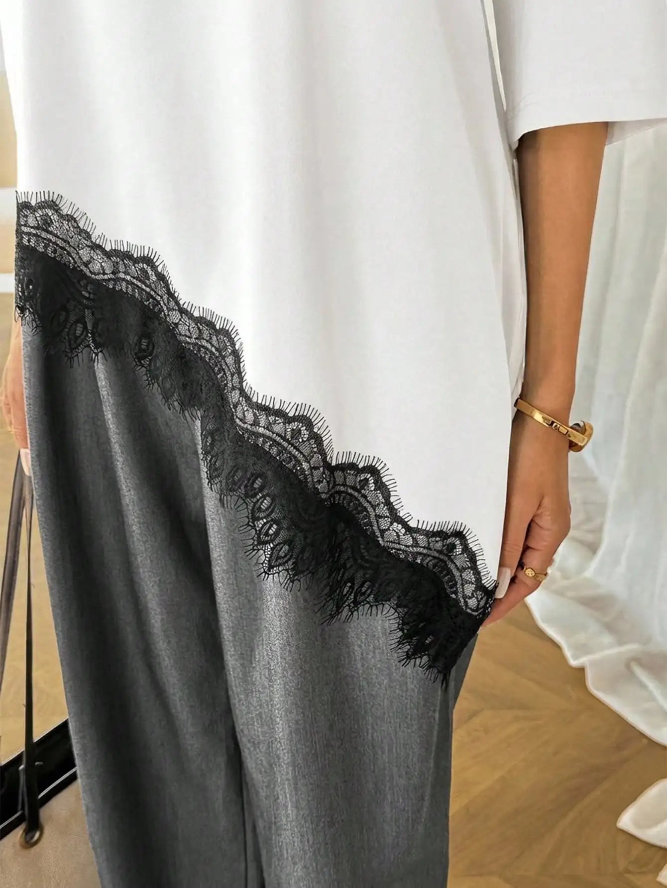 Blusa Feminina Oversized com Renda Assimétrica