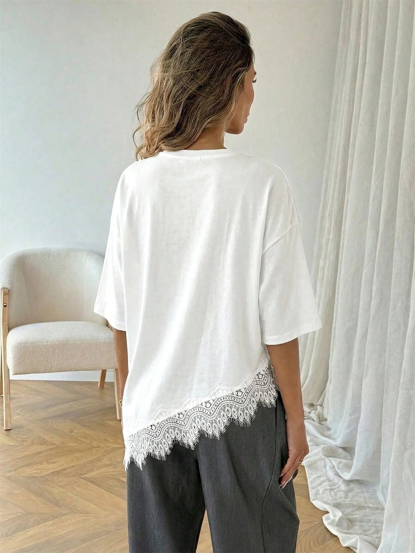 Blusa Feminina Oversized com Renda Assimétrica