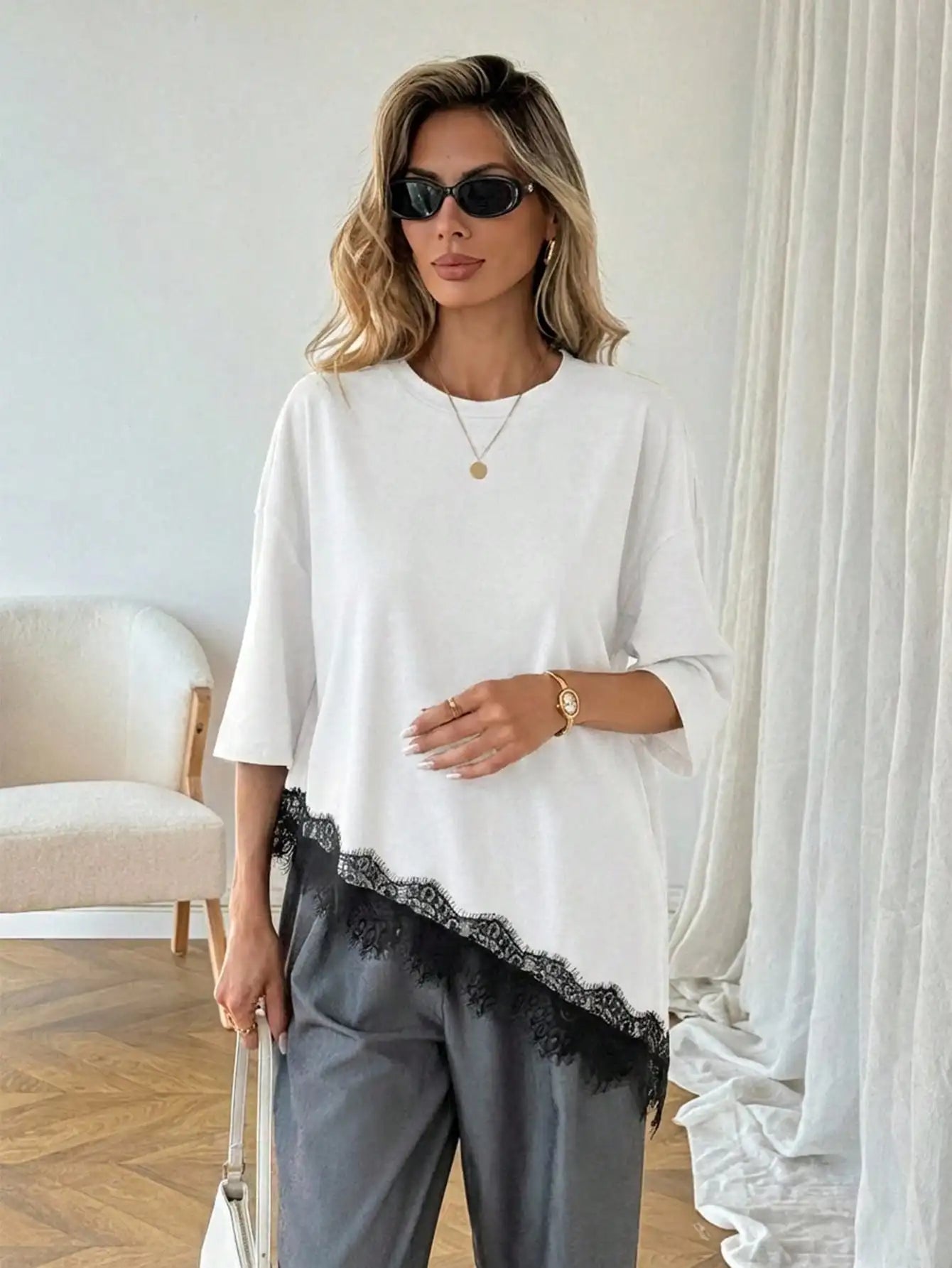 Blusa Feminina Oversized com Renda Assimétrica