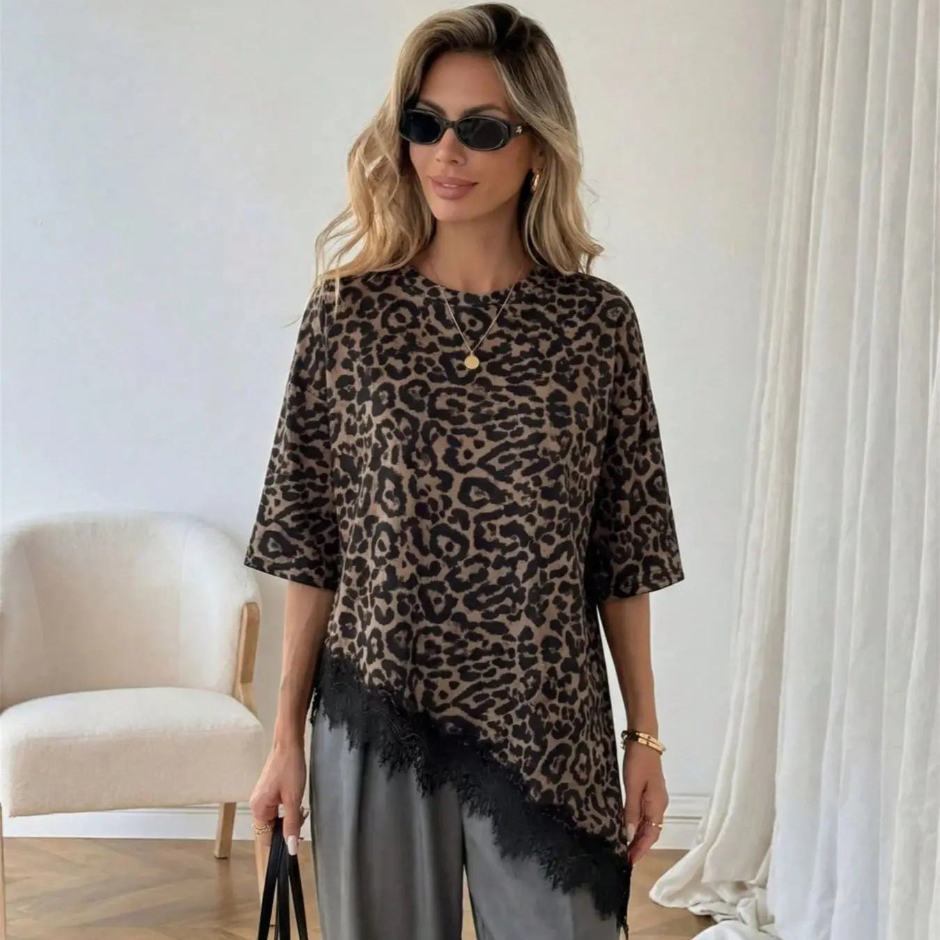 Blusa Feminina Oversized com Renda Assimétrica
