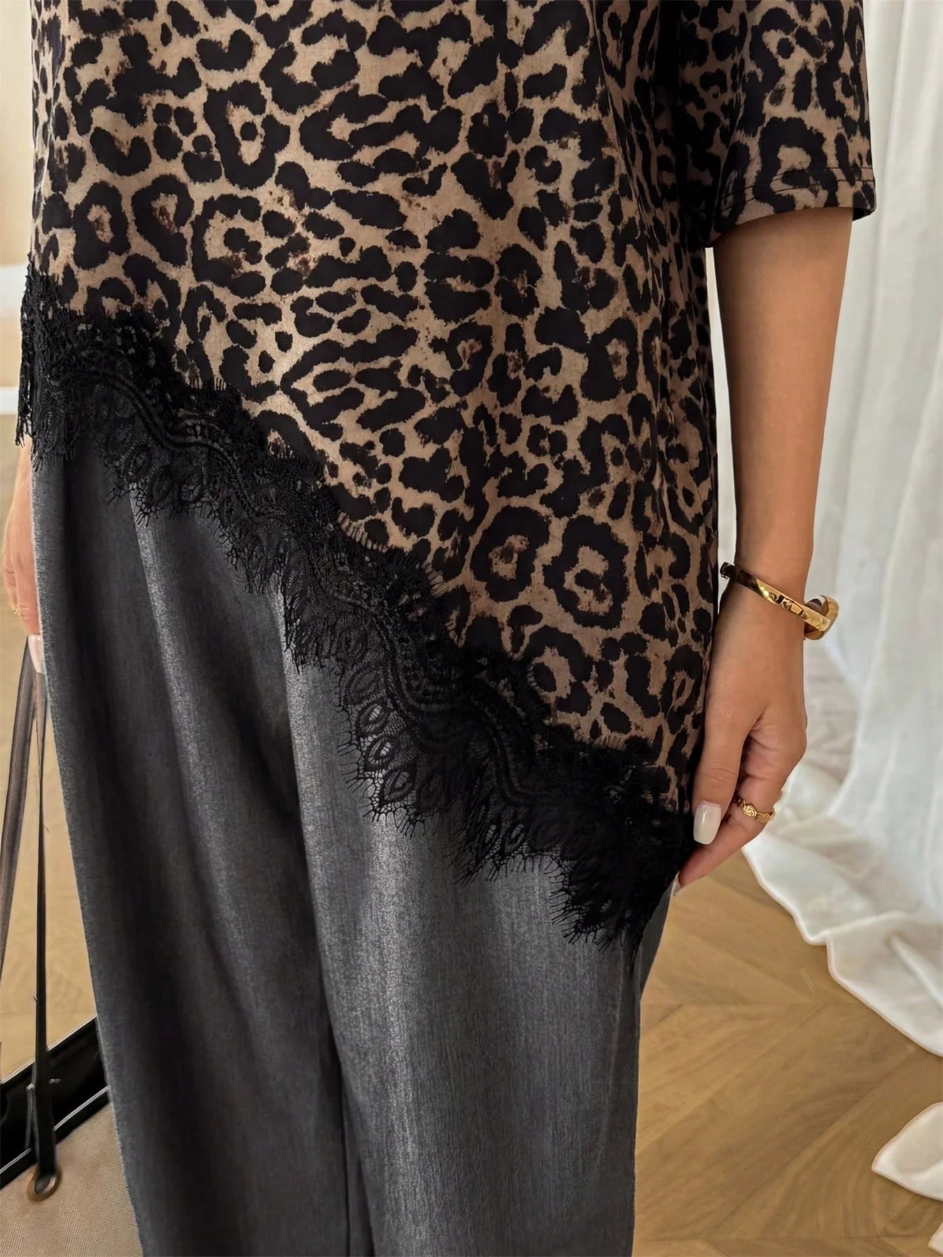 Blusa Feminina Oversized com Renda Assimétrica