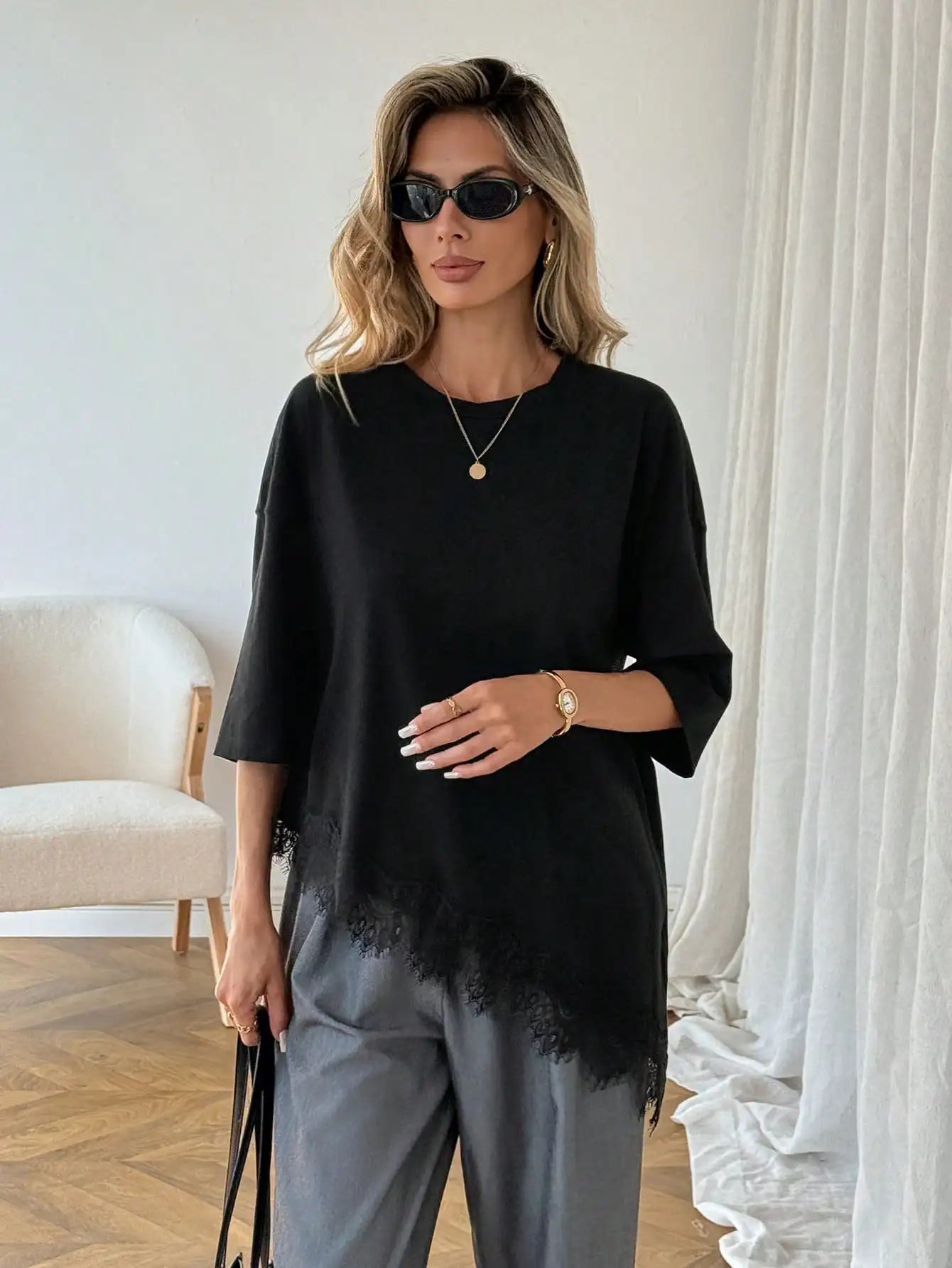 Blusa Feminina Oversized com Renda Assimétrica