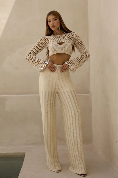 Conjunto Aurora Tricô Artesanal com Top Vazado e Calça Flare Leve