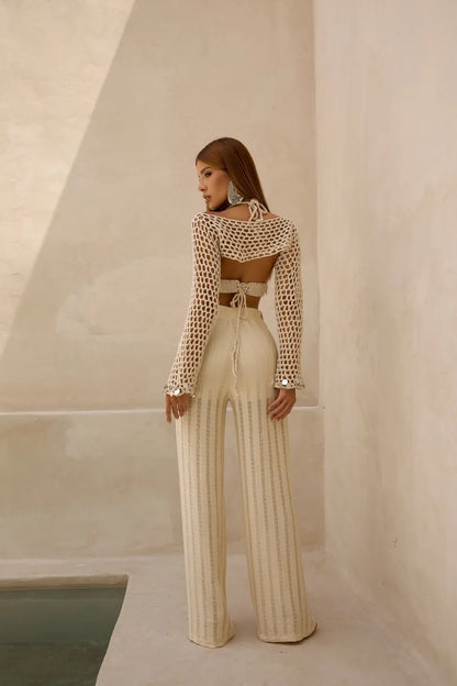 Conjunto Aurora Tricô Artesanal com Top Vazado e Calça Flare Leve