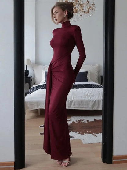 Vestido Longo Vinho com Gola Alta e Drapeado Lateral