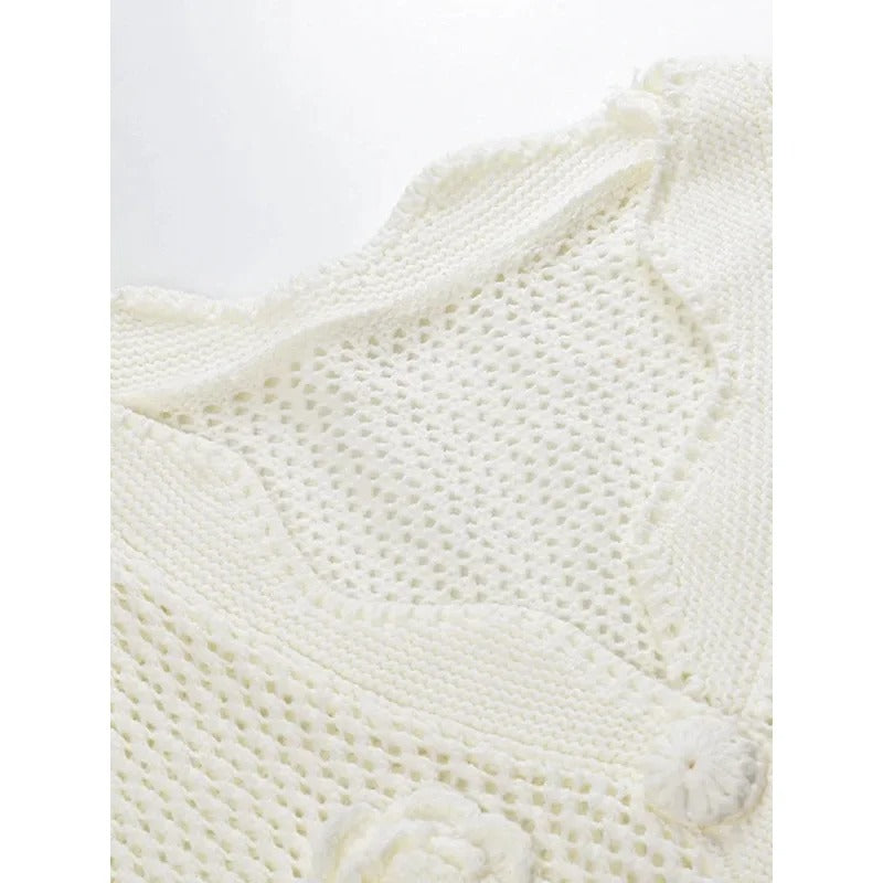 Suéter Branco Tricotado com Flores em Crochê Delicado