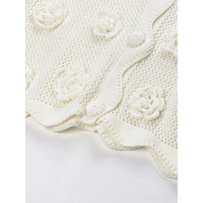Suéter Branco Tricotado com Flores em Crochê Delicado