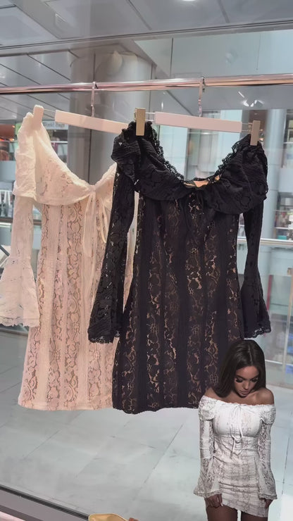 Vestido Curto de Renda Ombro a Ombro